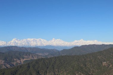 Yeşil Tepeler ve Kar Dağları