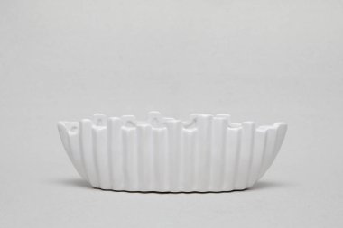 Beyaz vazo, yumuşak gri arka planda izole edilmiş. Yüksek çözünürlüklü fotoğraf.