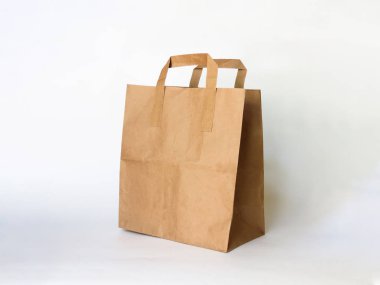 Boş Kraft Kağıt Torbası reklam ve markalaşma için beyaz arka planda izole. Model yap. Yüksek Çözünürlük. Tasarım için model