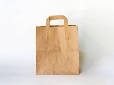 Boş Kraft Kağıt Torbası reklam ve markalaşma için beyaz arka planda izole. Model yap. Yüksek Çözünürlük. Tasarım için model