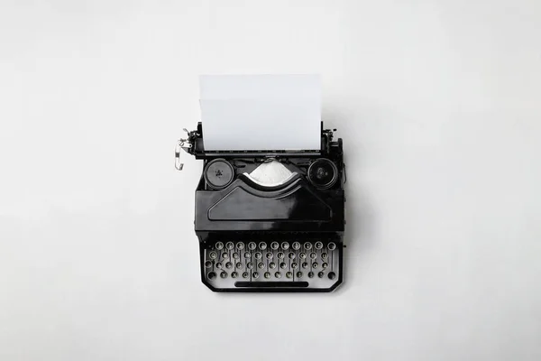 Alte Schreibmaschine Und Ein Leeres Blatt Papier Eingesteckt Isoliert Auf — Stockfoto
