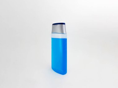 Kozmetik Paketleme, Plastik Şampuan veya Duş Jeli Şişesi beyaz arka planda izole