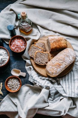 Taze ev yapımı ekmek ve ahşap bir masada bir somun ekmek.
