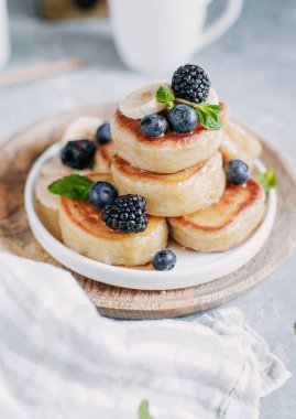 Yabanmersinli, böğürtlenli ve muzlu Rus böreği. 