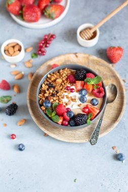 Yoğurtlu granola ve taze böğürtlen. 