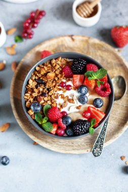 Yoğurtlu granola ve taze böğürtlen.