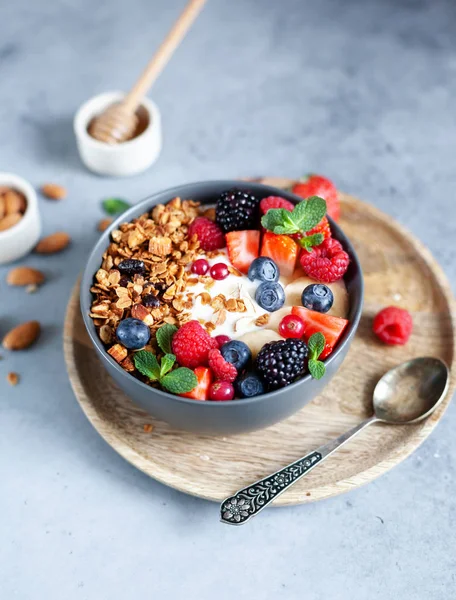 Muesli con yogurt e bacche fresche in una ciotola — Foto Stock