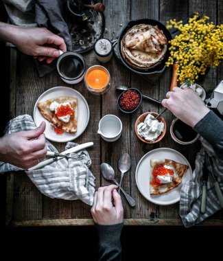 Kahvaltıda krep servis ediyorum.