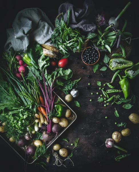 新鲜蔬菜 香草和浆果的静谧生活 平铺在黑暗的木制背景上 健康饮食概念 — 图库照片