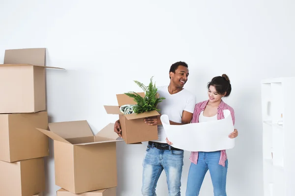 Sorrindo casal descompactar caixas em nova casa . — Fotografia de Stock