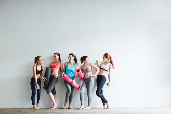 Lächelnde Frauen im Fitnessstudio. — Stockfoto