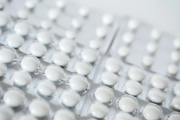 Sammenhengende hvite tabletter . – stockfoto