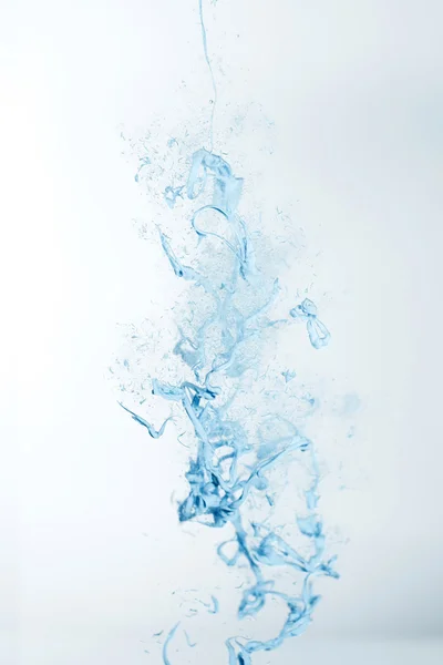 Tinta azul en el agua. — Foto de Stock