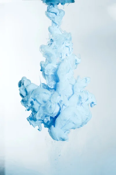 Blauwe inkt in water. — Stockfoto