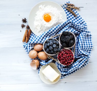 Berry kek için malzemeler. 