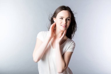 Rüzgar saçlı güzel bir genç kadın portresi.