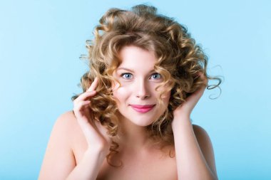 Kıvırcık saçlı güzel bir kadın.. 