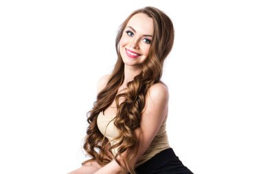 Uzun dalgalı ve parlak saçlı güzel kız.