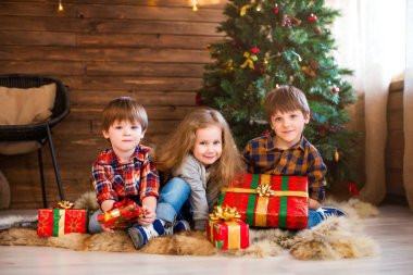 Mutlu küçük gülümseyen kız ve erkekler için Noel hediye kutusu ile. 