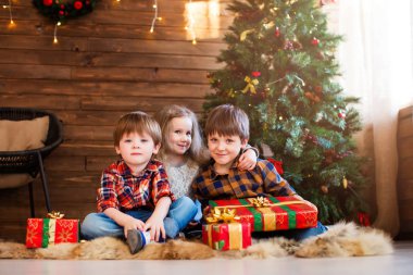 Çocuklar evde yeni yıl kutlama.