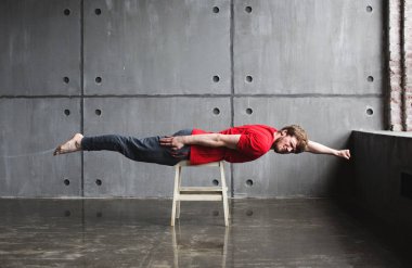 kırmızı gömlekli komik süper kahraman.