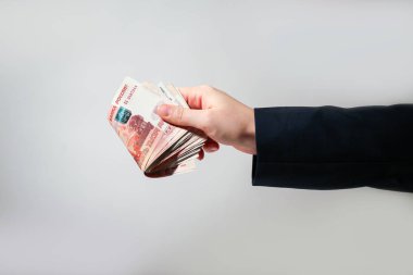 Rus banknotlar ruble elinde