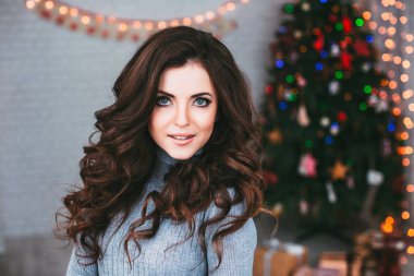 Bulanık arka plan Christmas Dekorasyon üzerinde güzel bir genç kadın portresi. 