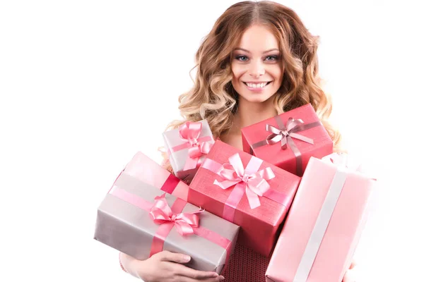 Mujer manos muchos regalos envueltos en papel rojo y rosa . — Foto de Stock