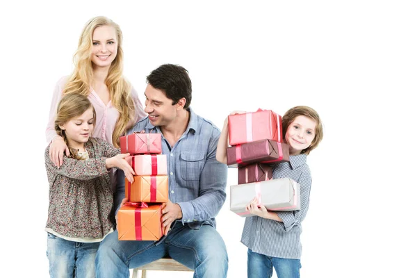 Rodina ze čtyř polí hospodářství s dárky. — Stock fotografie