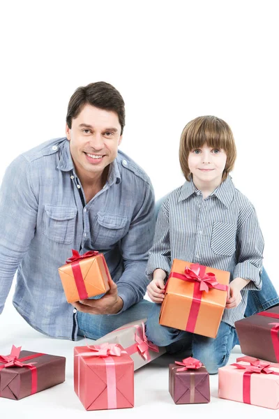 Vater und Sohn im Geschenkkarton mit Blick in die Kamera. — Stockfoto