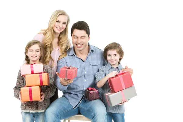 Familia feliz con caja de regalo aislada . — Foto de Stock