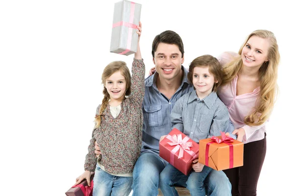 Familia feliz con regalos . — Foto de Stock