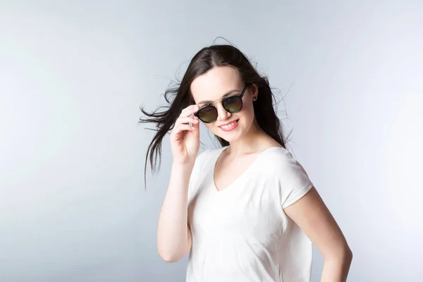 Приваблива молода жінка в сонцезахисних окулярах позує . — стокове фото