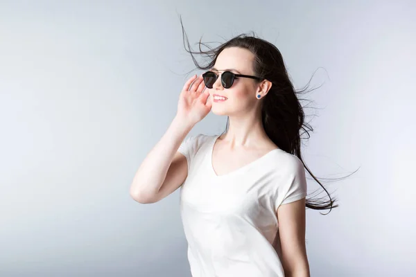 Портрет молодої привабливої жінки в сонцезахисних окулярах . — стокове фото