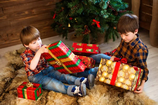 Dois meninos, abrindo presentes no Natal . — Fotografia de Stock