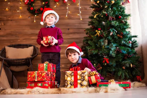 Ano Novo em Família e Natal. Crianças e presentes de Natal . — Fotografia de Stock