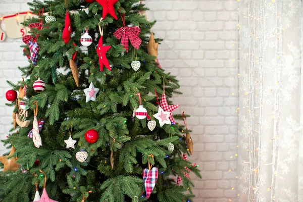 Árbol de Navidad. Decoraciones de Año Nuevo y Navidad — Foto de Stock