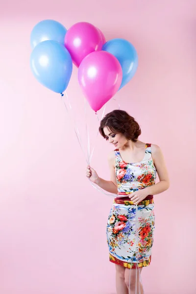 Carina donna con i palloncini. Concetto Celebrazione e festa . — Foto Stock