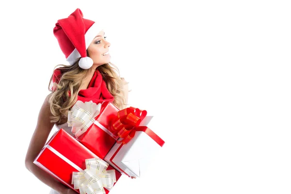 Karácsonyi bevásárlás. Nő a gazdaság ajándékok, santa kalap. — Stock Fotó