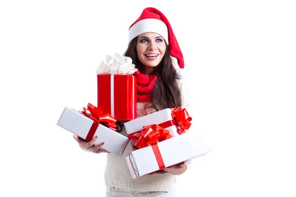 Donna sorridente in cappello Babbo Natale con molte scatole regalo . — Foto Stock