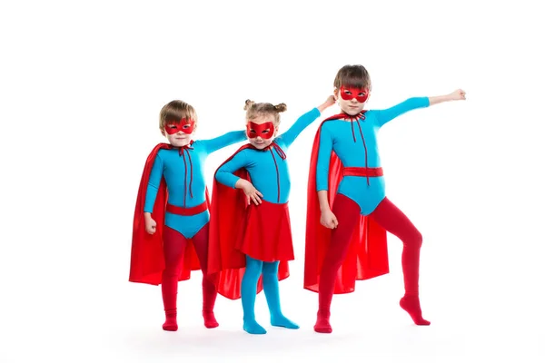 Dzieci superbohaterów. Chłopcy i dziewczyny w strojach bohaterów — Zdjęcie stockowe