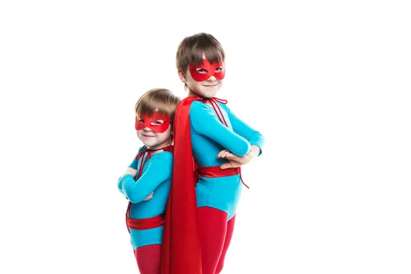 Дети супергерои в маске и плаще смотрят на камеру изолированной . — стоковое фото