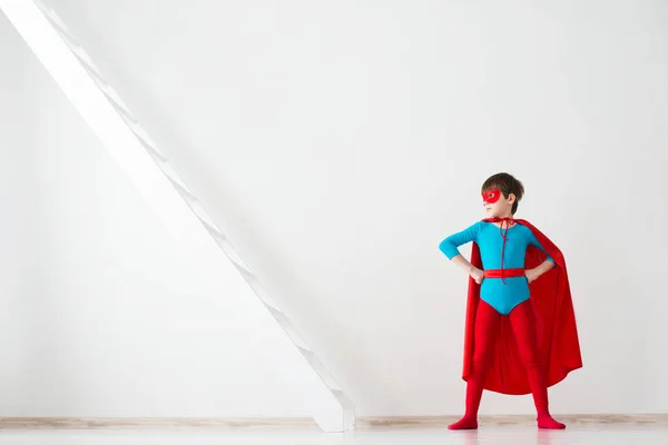Мальчик-супергерой в красном плаще . — стоковое фото