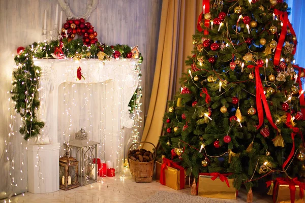 Árbol de Navidad con chimenea, vacaciones de Navidad y Año Nuevo . —  Fotos de Stock