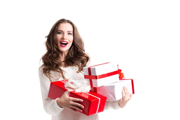 Atractiva Mujer Sonriente Sosteniendo Regalos Aislados — Foto de Stock