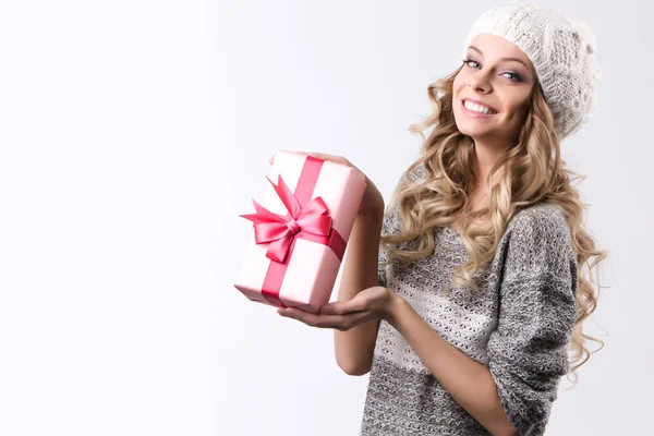 Beautiful woman with pink gift box. — Stock Photo, Image