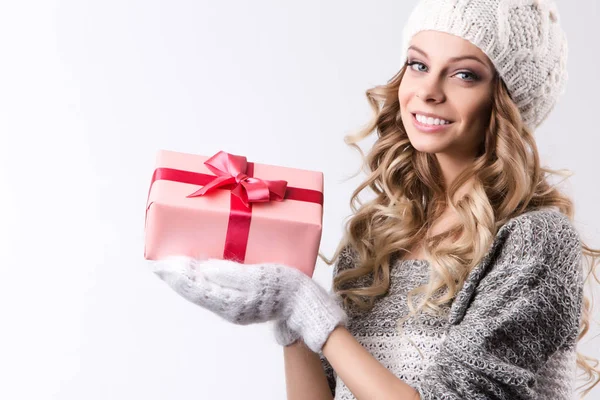 Glückliche Frau mit Geschenkbox in der Hand. — Stockfoto