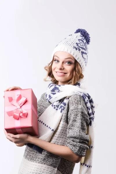 Feliz chica sonriente con caja de regalo . —  Fotos de Stock