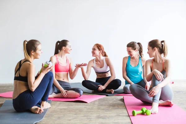 Mujer amigos yoga clase descanso en gimnasio . —  Fotos de Stock