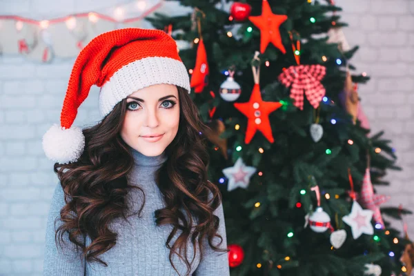 Szép, mosolygós nő egy Santa kalap. — Stock Fotó